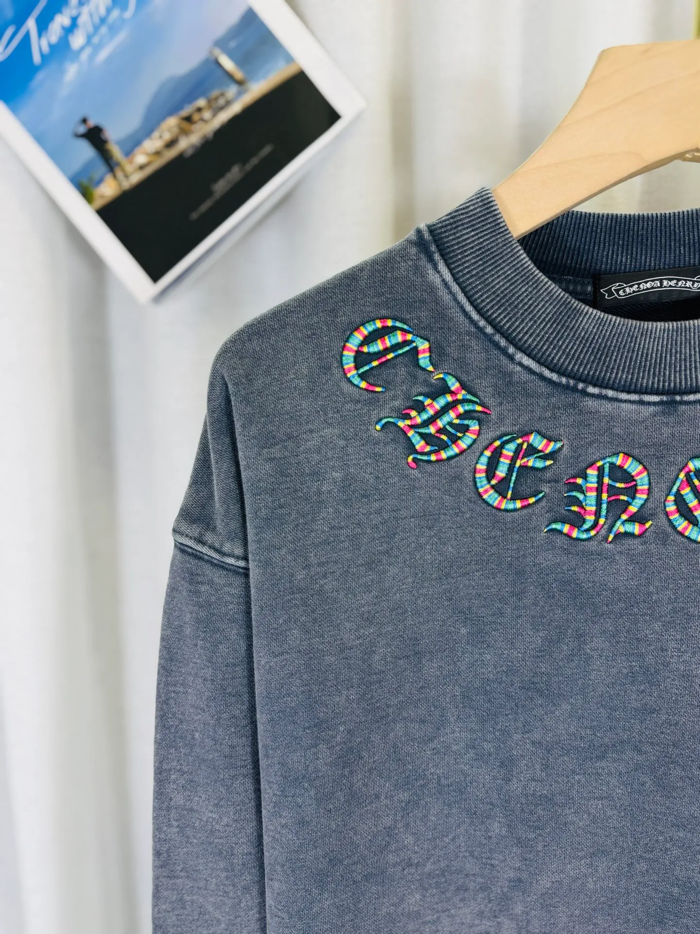 P270 top version, real shot without P, ​​different from market currency) 𝗖𝗵𝗿𝗼𝗺𝗲 𝗛𝗲𝗮𝗿𝘁𝘀/Cro Heart 2025 washed patch embroidery autumn and winter new original single counter American laser burnt 3D three-dimensional color embroidered couple casual sweatshirt 👑The highest version! Customized fabric 430g tripe terry fabric! American acid-washed and distressed original fabric laser burnt ✟appliqué embroidery and exquisite embroidery of letters! The best-selling model in the counter, very comfortable to wear. Accessories: original molded and authenticated collar label➕100% silk wash label. Genuine purchase-grade original hangtag➕matching hanging rope➕3D hanging beads➕original packaging bag. Craftsmanship: The original version has consistent wiring! The highest version of the armhole matching technique! Color: Gray Black Size: S M L XL Style No.: 9306